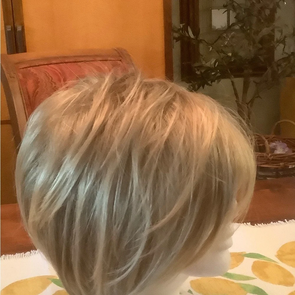 Blonde Short Layered Women's Wig - Stylish Everyday Look